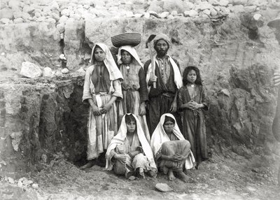 Groep arbeiders in de opgraving, Kustvlakte, Palestina door Frederick J. Bliss